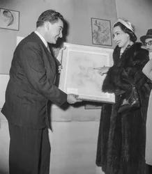 Kunsttentoonstelling (kunstwerken gemaakt door acteurs), in het Palais des Beaux Arts in Parijs, 16 December 1950: Franse Actrice Marcelle Derrien Toont Haar Canvas aan de Directeur van de Tentoonstelling